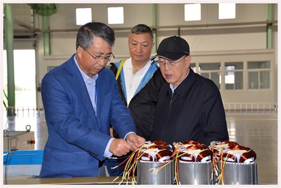 圖為中國機械工業(yè)聯(lián)合會特別顧問蔡惟慈（右一）、上海電器科學研究所(集團)有限公司黨委書記鄒孟奇（中）在公司副總經(jīng)理孫躍（左一）的陪同下參觀皖南電機生產(chǎn)車間